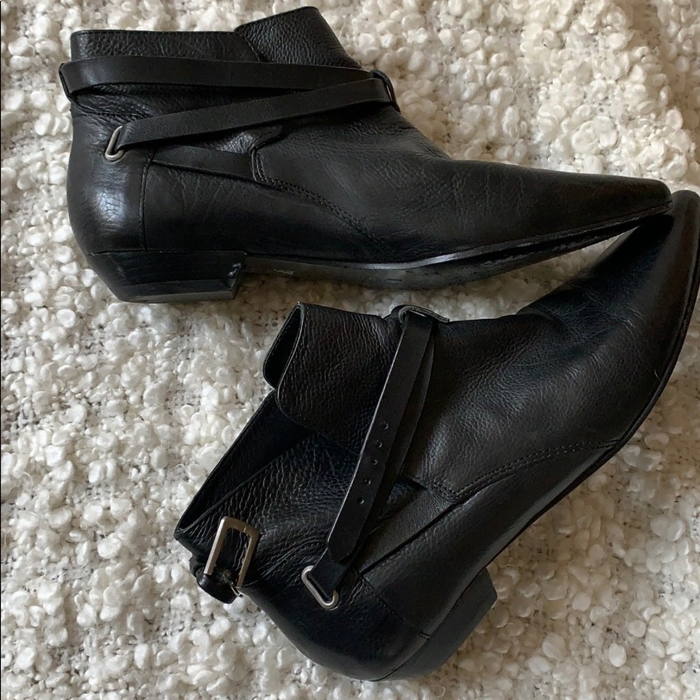 Leather bootie